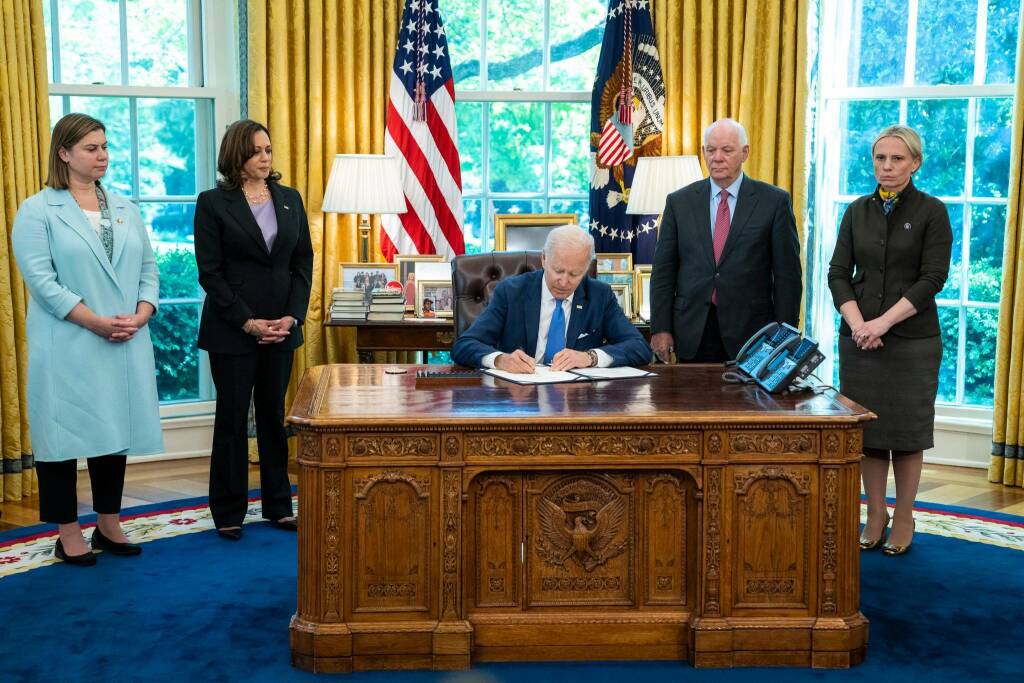 Stati Uniti, Biden firma l’ordine esecutivo per “difendere il diritto all’aborto”