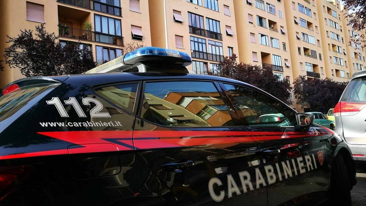 Pomezia, sfonda il finestrino per rubare un’auto ma viene beccato dai carabinieri