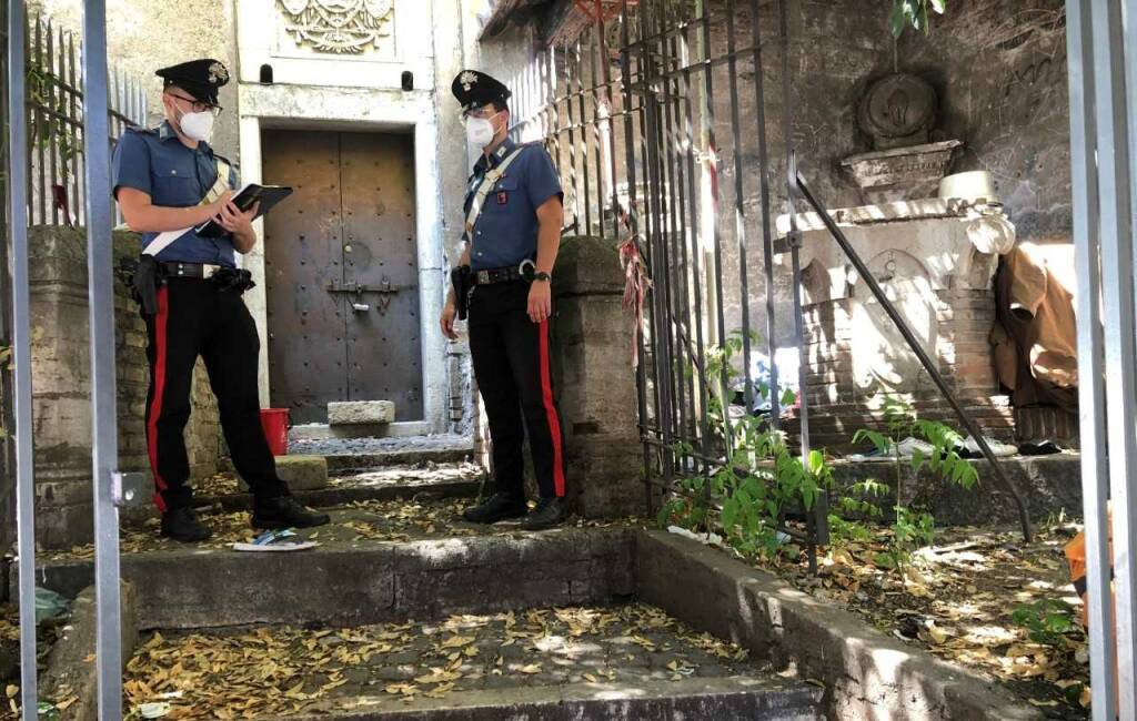 Roma, allestiscono un accampamento nel sepolcro di Quinto Sulpicio Massimo: denunciati