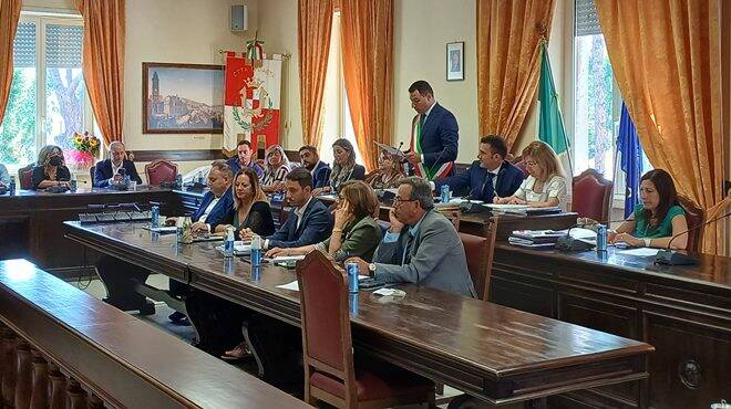 Gaeta, si riunisce il primo Consiglio comunale dell’era Leccese 
