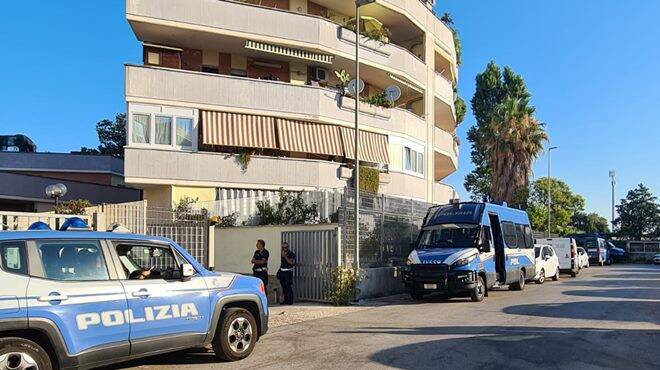 Anzio, blitz della Polizia nei palazzi di Corso Italia: denunciati 6 abusi edilizi
