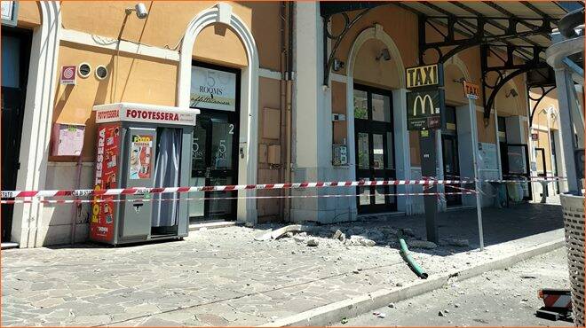 Crolla il cornicione davanti alla stazione di Civitavecchia: ferita una turista