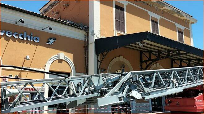 Crolla il cornicione davanti alla stazione di Civitavecchia: ferita una turista