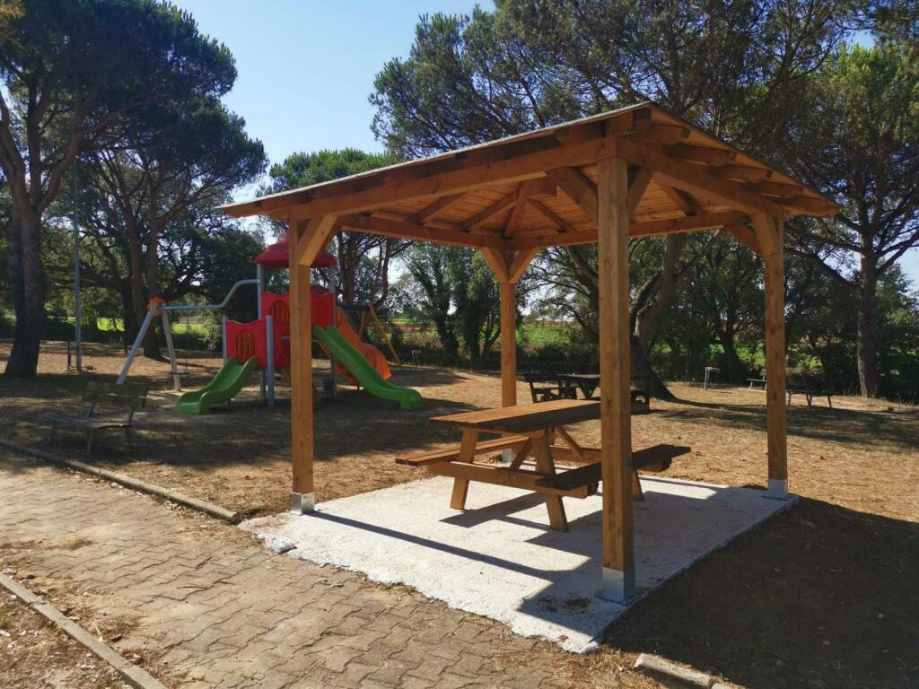 Aree verdi attrezzate a Pomezia e Torvaianica, allestiti 6 gazebo in legno: ecco dove