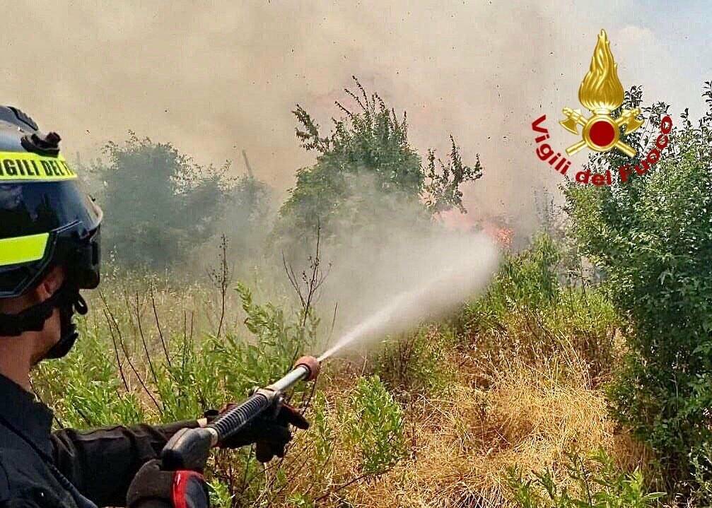 Allarme incendi a Latina e provincia, 29 gli interventi dei Vigili del fuoco