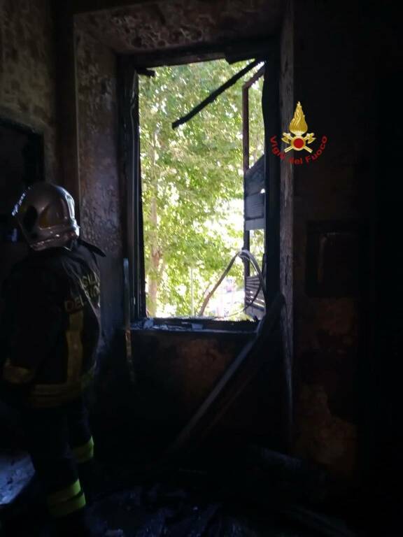 Ostia, paura per un incendio in via Stazione Vecchia: due ustionati e 13 evacuati