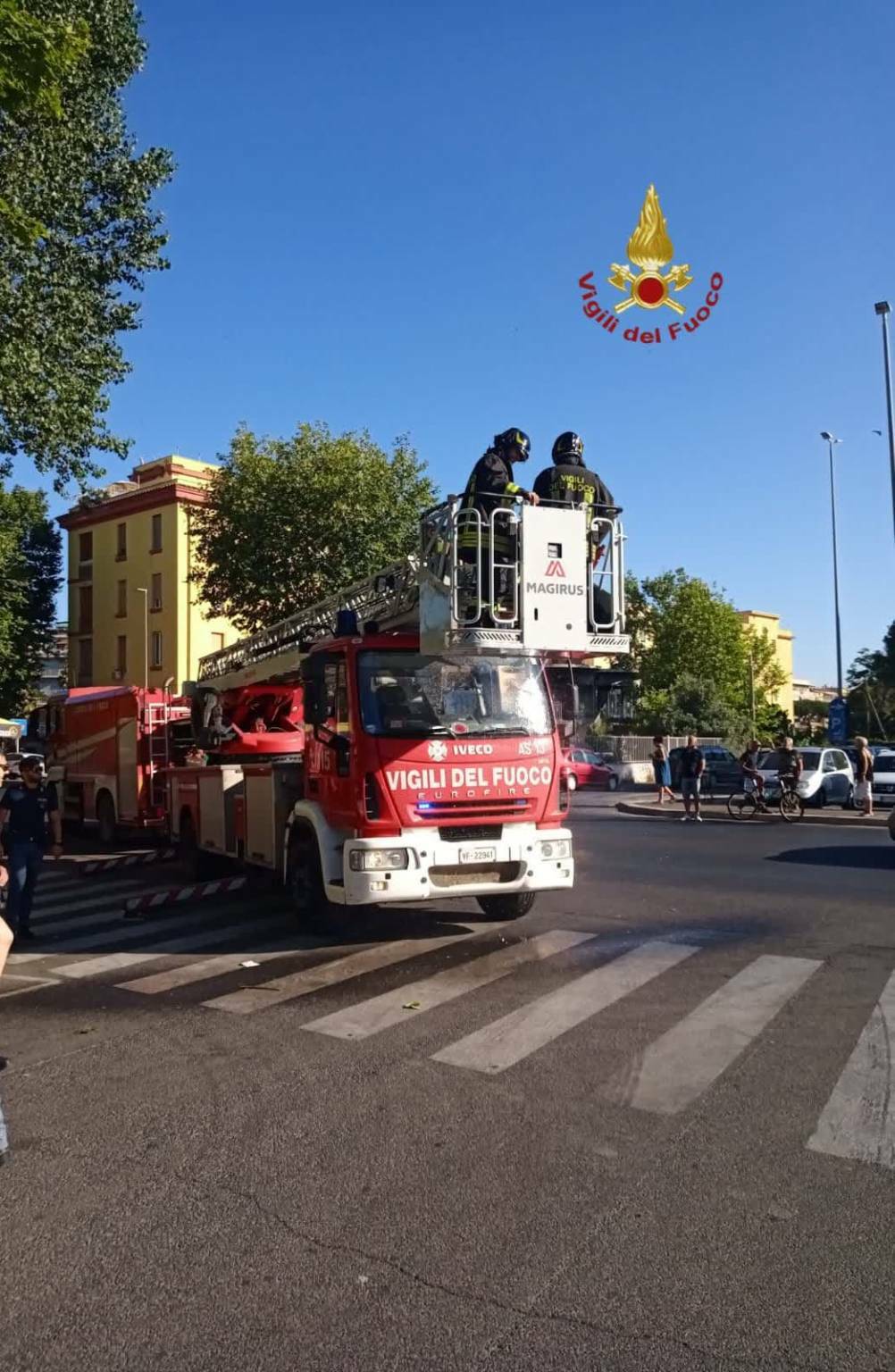 Ostia, paura per un incendio in via Stazione Vecchia: due ustionati e 13 evacuati