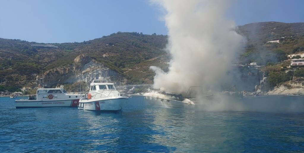 Paura a Ponza: yacht prende fuoco davanti alla spiaggia del Frontone