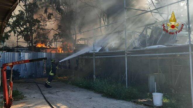 Incendio a Centocelle, scatta l’allarme dell’Arpa: “Valori diossine superiori ai limiti”