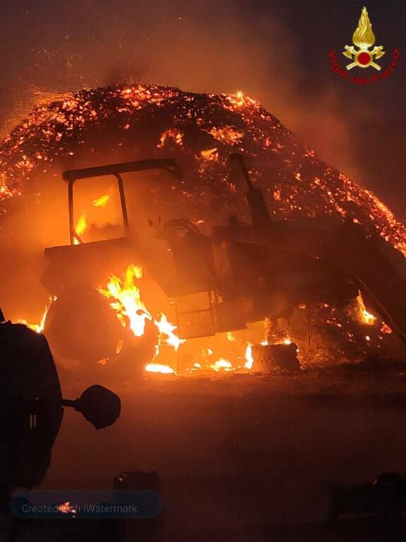 Roma, vasto incendio rade al suolo un deposito di legname