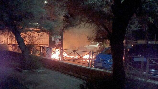 Passoscuro, paura nella notte: le fiamme avvolgono piazza Salvo D’Acquisto