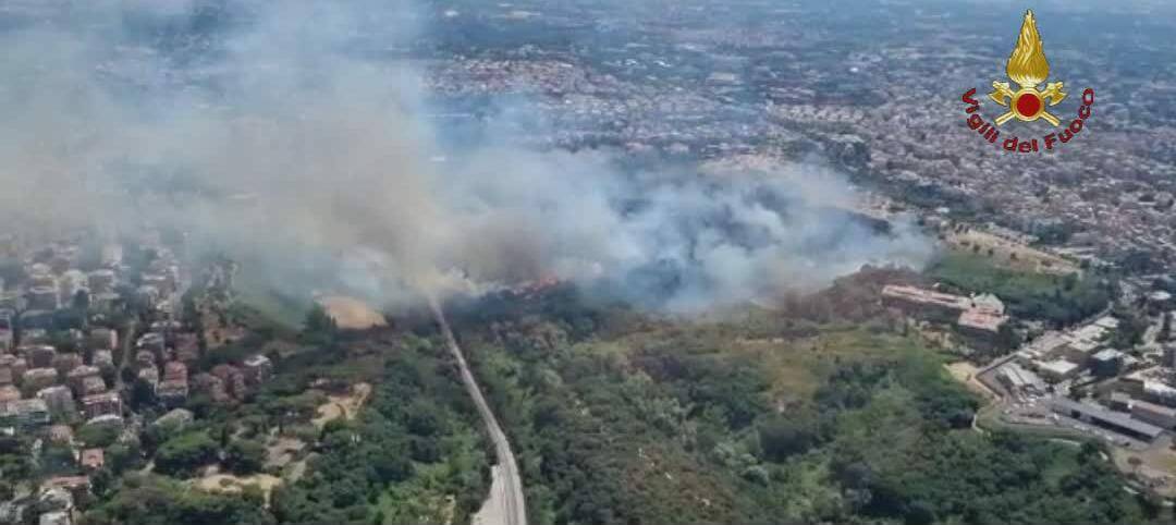 Roma, incendio a via della Pineta Sacchetti: colonna di fumo visibile da piazza San Pietro