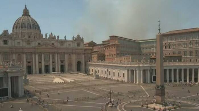 Roma, incendio a via della Pineta Sacchetti: colonna di fumo visibile da piazza San Pietro