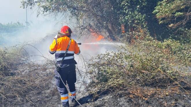 Vasto incendio sul lungomare di Tor San Lorenzo: le fiamme minacciano le abitazioni