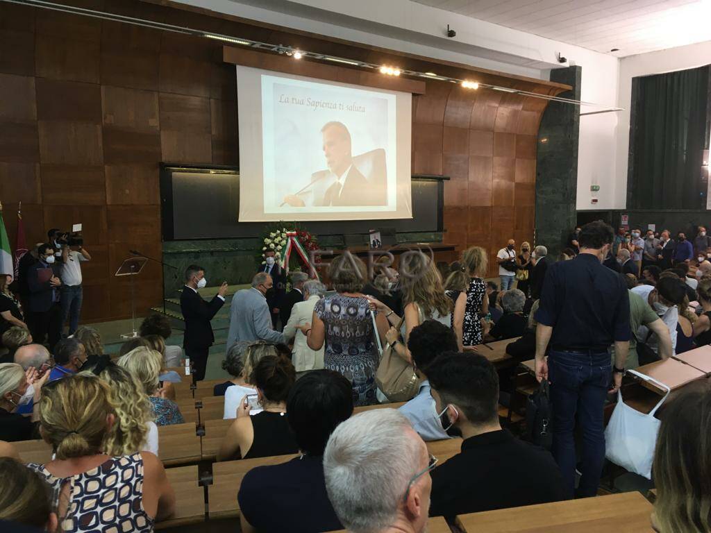 Mattarella e una folla studenti alla Sapienza per l’ultimo saluto al linguista Luca Serianni