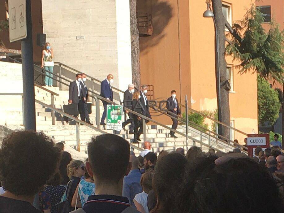 Mattarella e una folla studenti alla Sapienza per l’ultimo saluto al linguista Luca Serianni