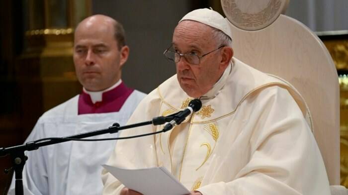Violenze dei cattolici sugli indigeni canadesi, il mea culpa del Papa: “Qui la Chiesa ha fallito”