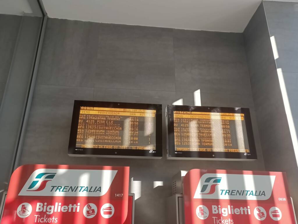 Monitor in funzione alla stazione ferroviaria di Marina di Cerveteri