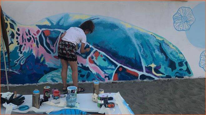 Sulla spiaggia di Focene un nuovo murales dedicato alla tartaruga marina