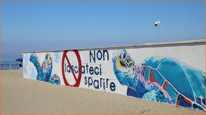 Sulla spiaggia di Focene un nuovo murales dedicato alla tartaruga marina