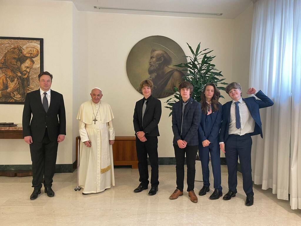 Elon Musk in Vaticano: su Twitter la foto con il Papa e quattro dei suoi figli