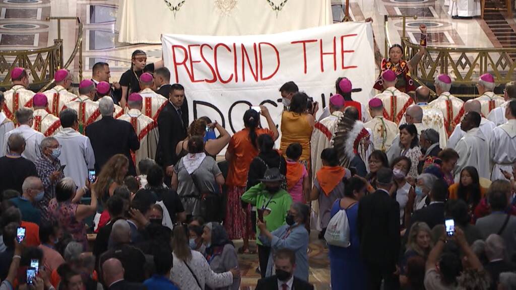 Quebec, striscione degli indigeni durante la messa del Papa: “Cancella la dottrina”