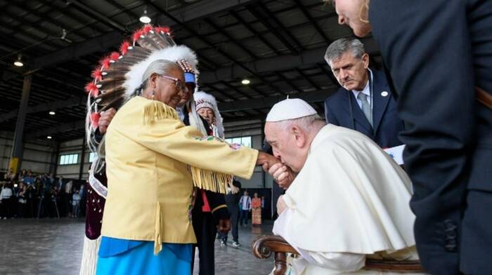 Papa in Canada: un bacio per chiedere perdono e dire basta alle colonizzazioni ideologiche