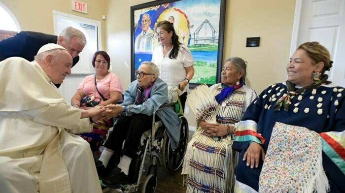 Il Papa pellegrino al “lago di Dio” con gli indigeni canadesi: “La vera fraternità non teme differenze”