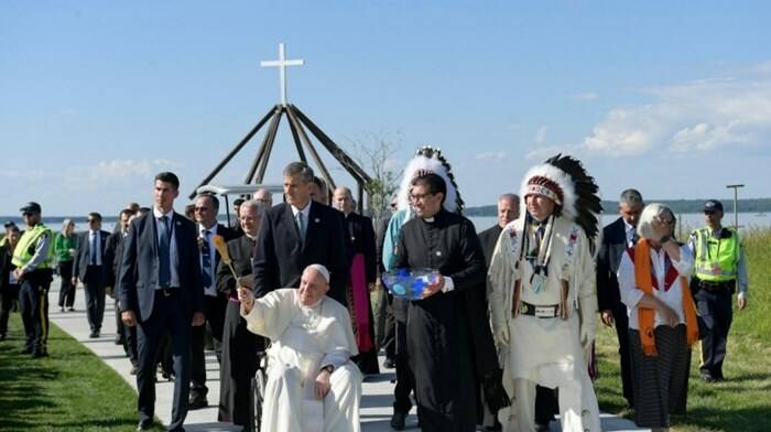 Il Papa pellegrino al “lago di Dio” con gli indigeni canadesi: “La vera fraternità non teme differenze”