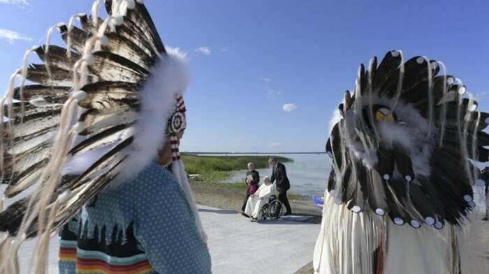 Il Papa pellegrino al “lago di Dio” con gli indigeni canadesi: “La vera fraternità non teme differenze”