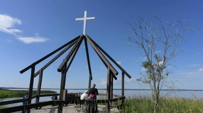 Il Papa pellegrino al “lago di Dio” con gli indigeni canadesi: “La vera fraternità non teme differenze”