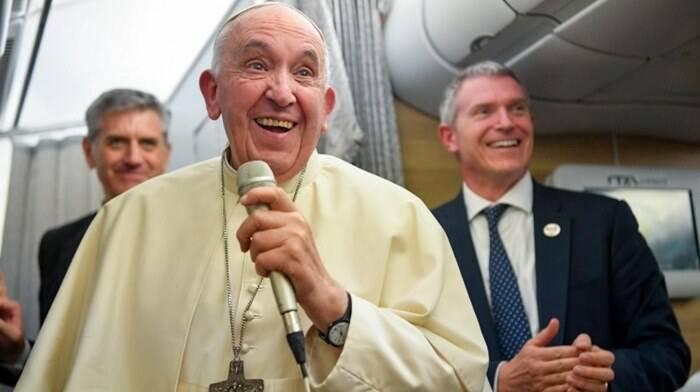 papa francesco aereo conferenza