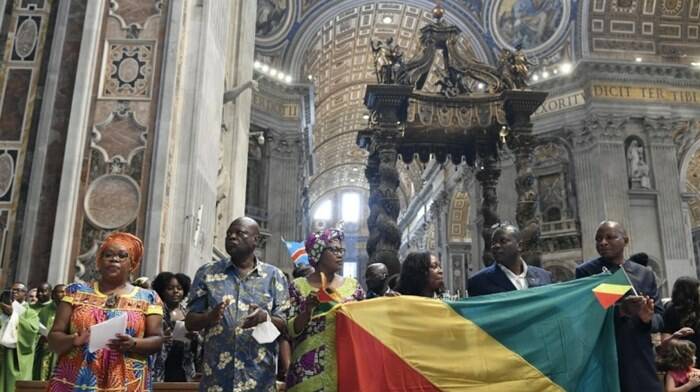 Il Papa: “Se viviamo con lo stile di Dio il mondo non sarà più un campo di battaglia”