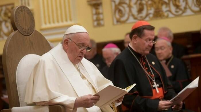 Il Papa striglia i preti: “Non è la fede a essere in crisi ma certi modi in cui la annunciamo”