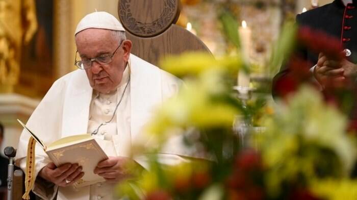 Il Papa striglia i preti: “Non è la fede a essere in crisi ma certi modi in cui la annunciamo”