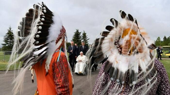 Il Papa abbraccia gli indigeni canadesi sopravvissuti alle violenze dei cattolici: “Dolore e vergogna”