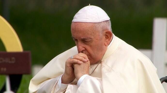Il Papa abbraccia gli indigeni canadesi sopravvissuti alle violenze dei cattolici: “Dolore e vergogna”