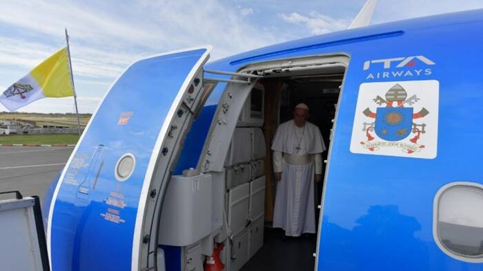Decolla l’aereo papale: Francesco vola in Africa per sanare le ferite delle guerre