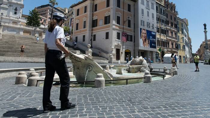 Roma, turista prova a fare il bagno nella fontana della Barcaccia: bloccato e multato