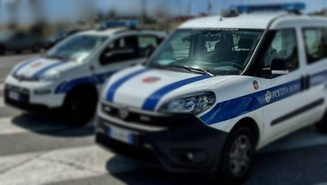 Ostia violenta a Ferragosto: parcheggiatore abusivo prima blocca il bus, poi picchia i vigili