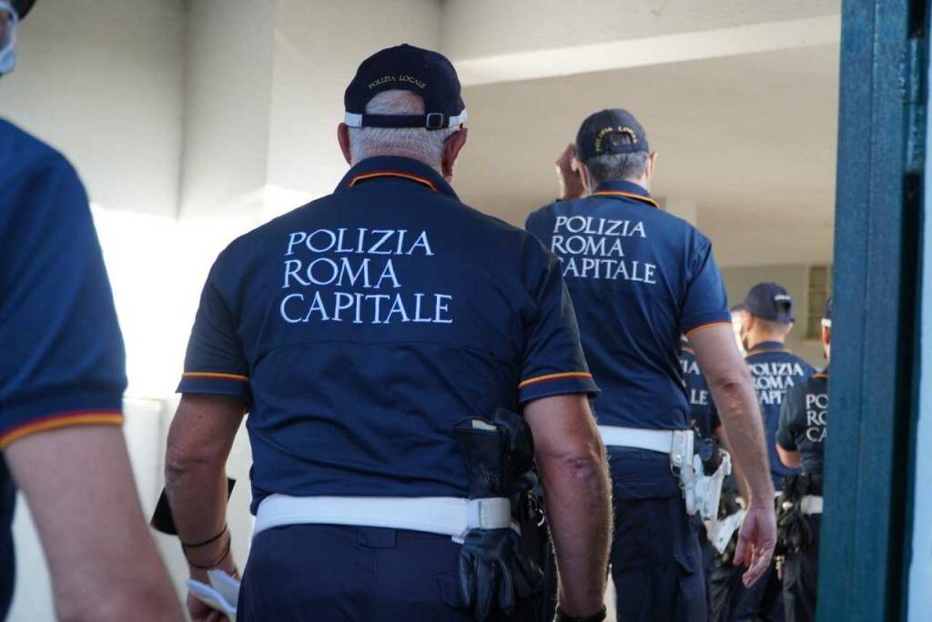 Anzio, la Polizia locale passa al setaccio gli alloggi di proprietà di Roma Capitale