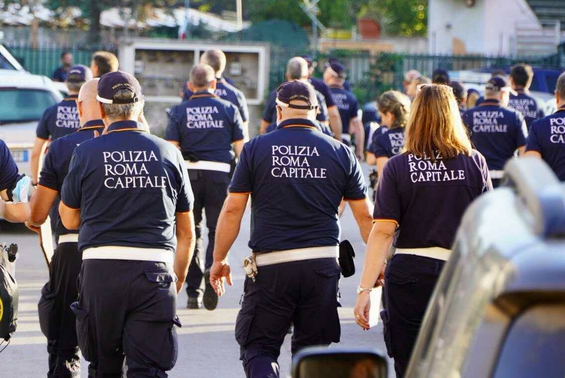 Anzio, la Polizia locale passa al setaccio gli alloggi di proprietà di Roma Capitale