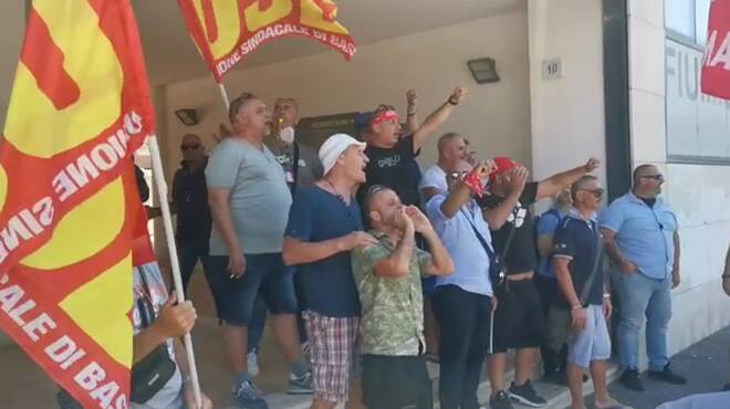 Fiumicino, la protesta di autisti di Tpl e scuolabus senza stipendio: “Non arriviamo a fine mese”