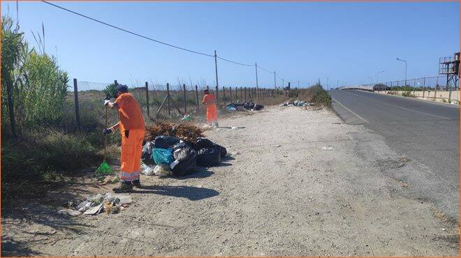 Fiumicino, in corso la pulizia straordinaria dei rifiuti abbandonati in via del Faro