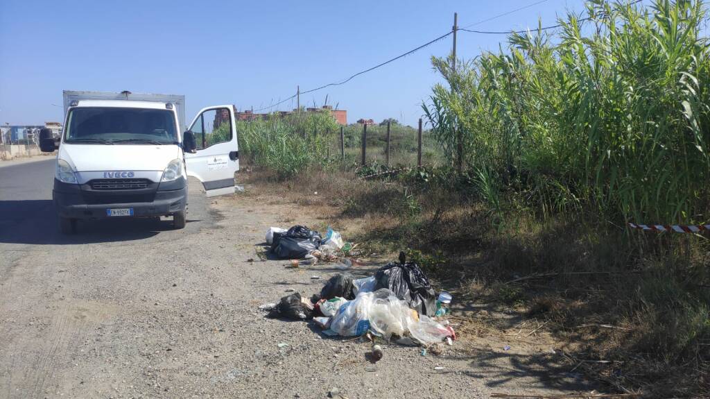 Fiumicino, in corso la pulizia straordinaria dei rifiuti abbandonati in via del Faro
