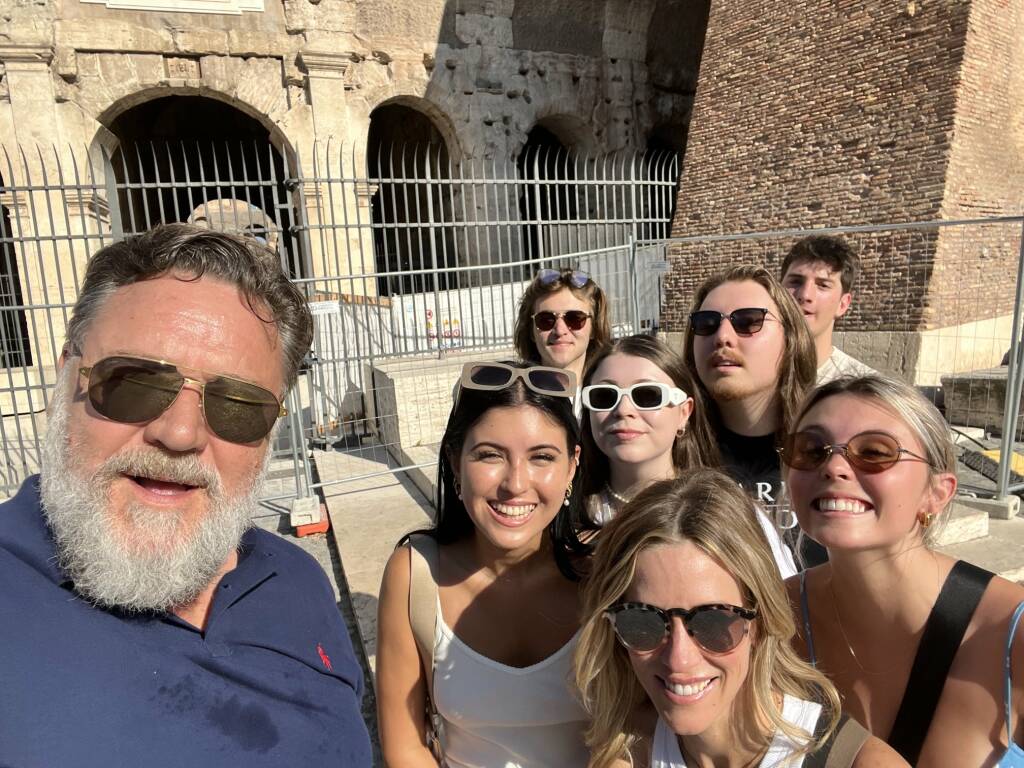 Russell Crowe torna a Roma e porta la famiglia al Colosseo: “Ecco il mio vecchio ufficio”