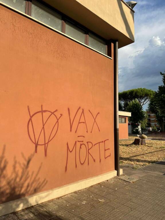 “Vax=morte”: a Roma un altro ambulatorio imbrattato con scritte no-vax