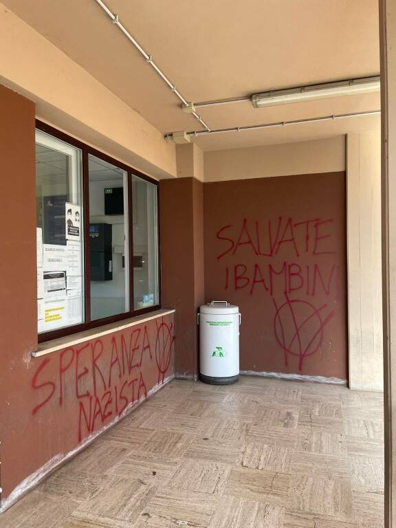 “Vax=morte”: a Roma un altro ambulatorio imbrattato con scritte no-vax