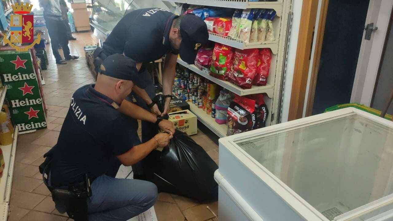 Roma, alimenti privi di tracciabilità e carenze igieniche: chiuso un minimarket