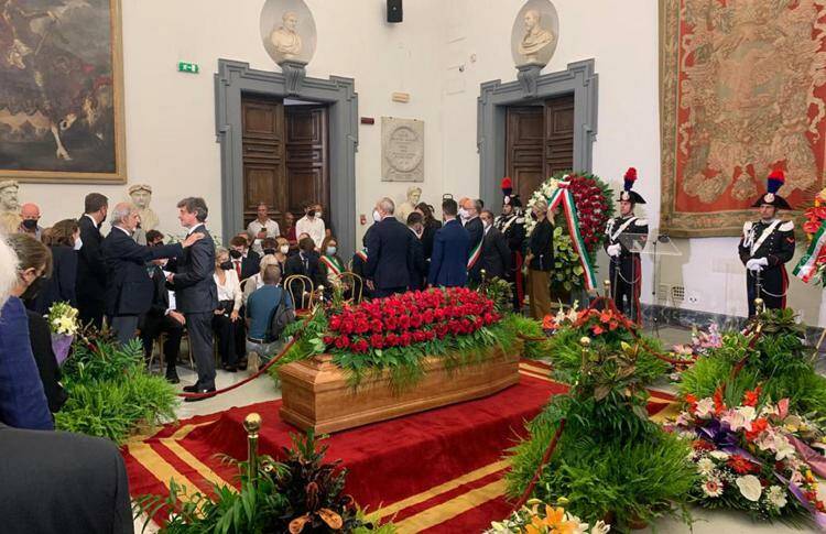 Una folla in lacrime per l’ultimo saluto a Piero Angela. Il figlio Alberto: “Lascia a tutti noi un’eredità importante”